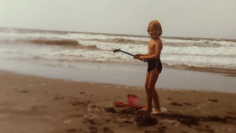 Photo d'un enfant sur la plage en 1985